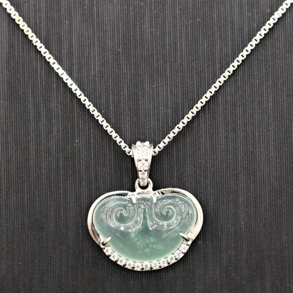 Mặt ngọc như ý ngang khoá bạc