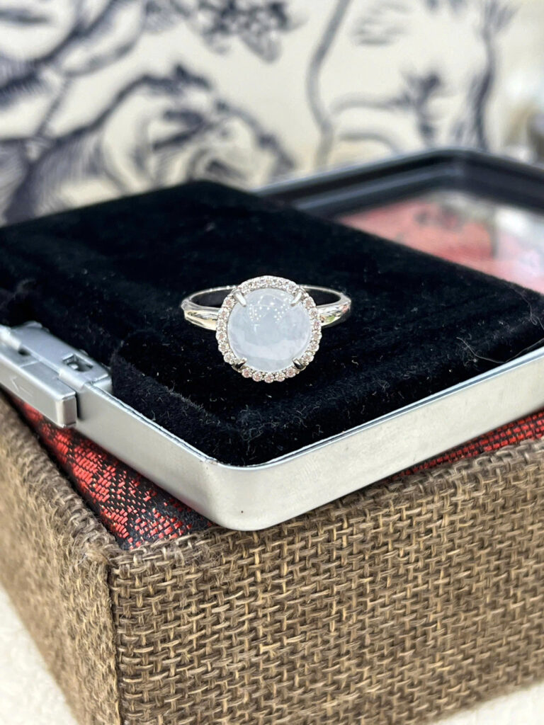 Nhẫn phỉ thuý tròn viền đá - NP003