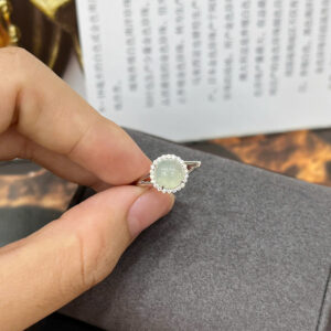 Nhẫn phỉ thúy tròn viền đá - NP005