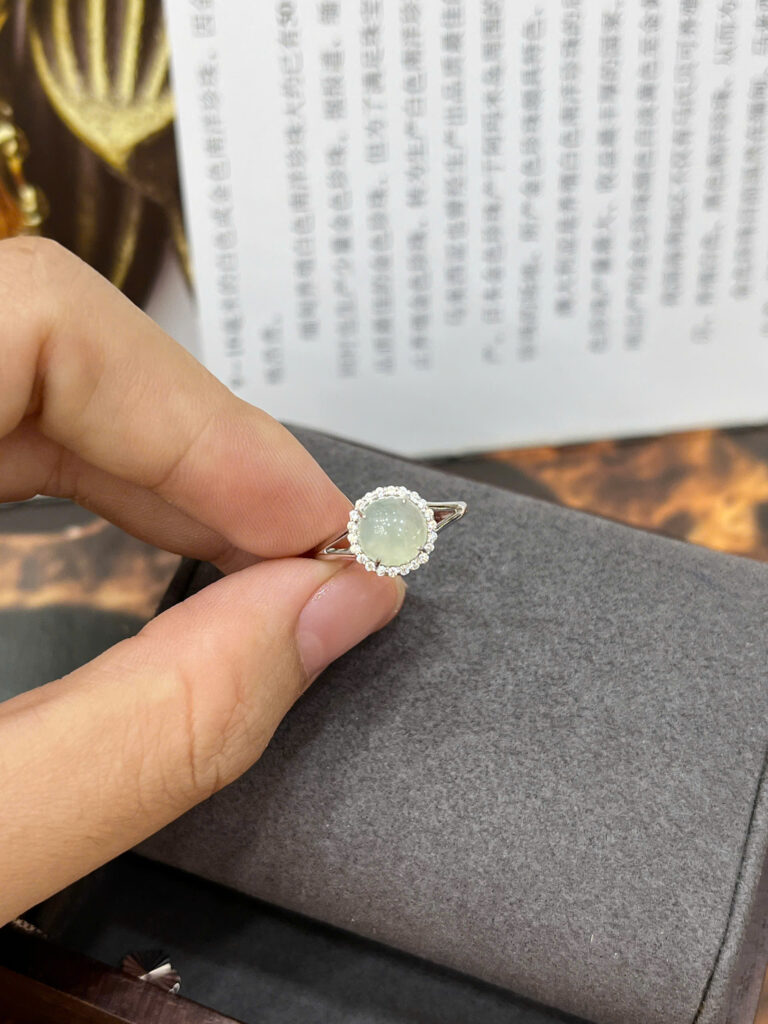 Nhẫn phỉ thúy tròn viền đá - NP005
