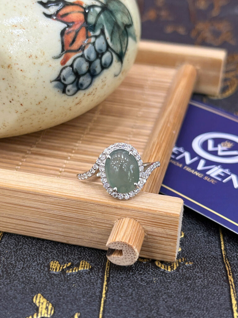 Nhẫn bạc ngọc phỉ thuý trứng cút viền full đá-NP075