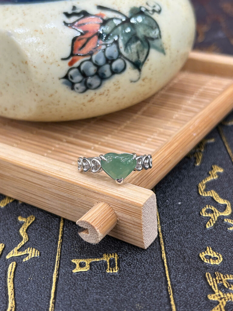 Nhẫn bạc ngọc phỉ thuý đai trái tim-NP72