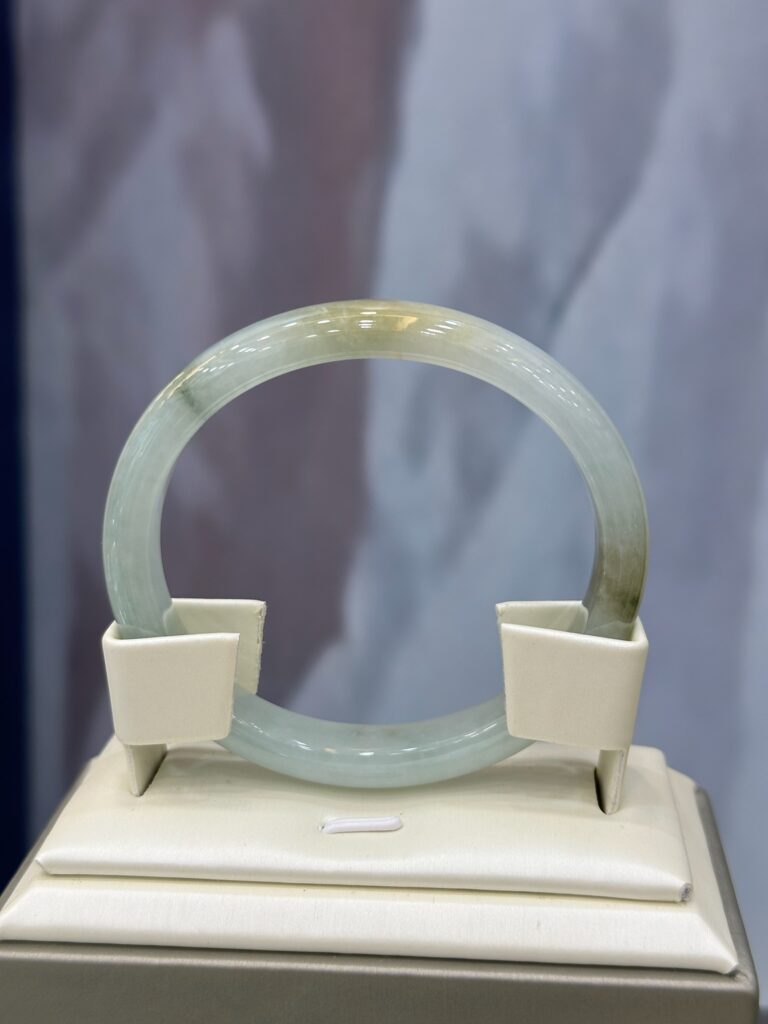 Vòng tay ngọc phỉ thuý nền xanh đốm hoàng phỉ (nếp mịn)-VP019-Chột: 10.27mm Ni: 51-52