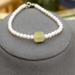 Dây lắc tay ngọc trai tròn trứng 3-4 li + charm phỉ thuý vuông vàng-LP145