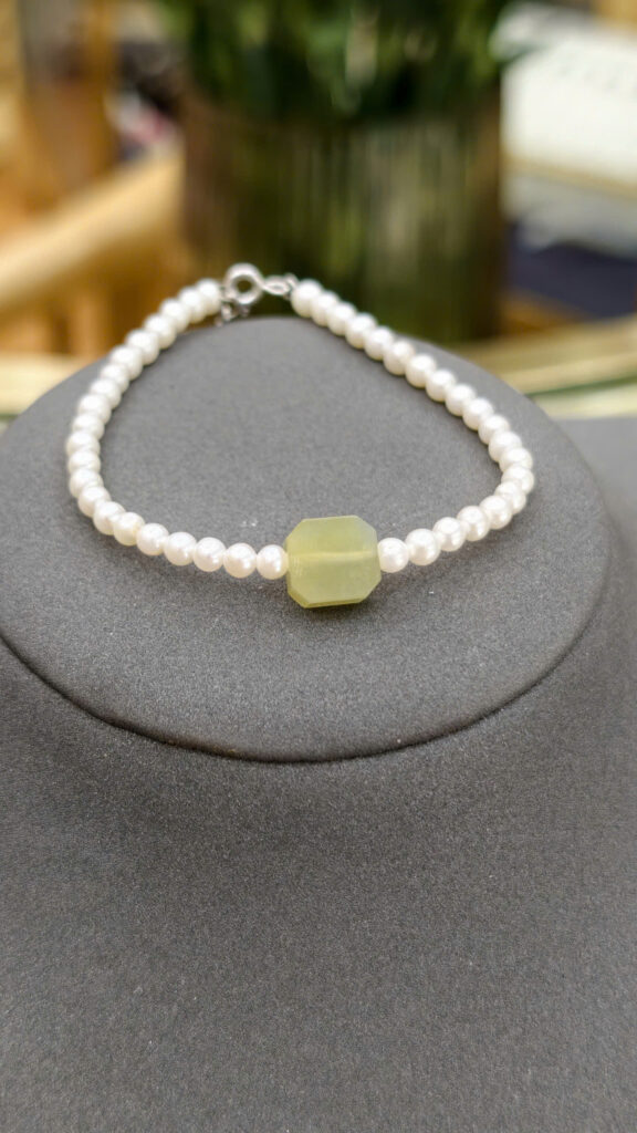 Dây lắc tay ngọc trai tròn trứng 3-4 li + charm phỉ thuý vuông vàng-LP145