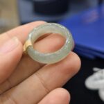 Nhẫn phỉ thuý khối nền xanh trong