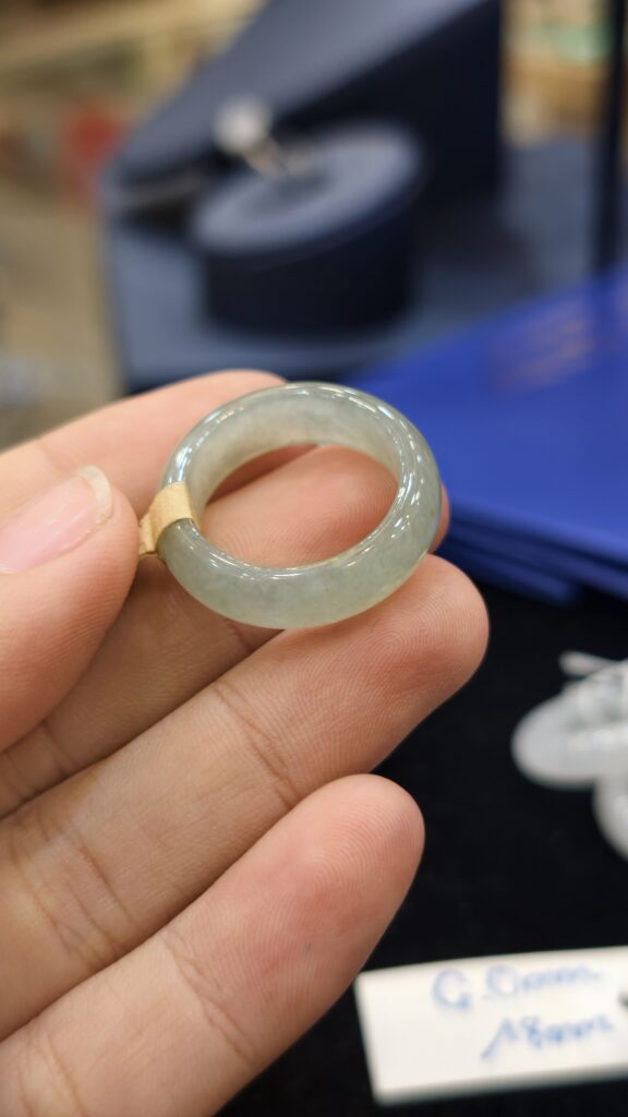 Nhẫn phỉ thuý khối nền xanh trong