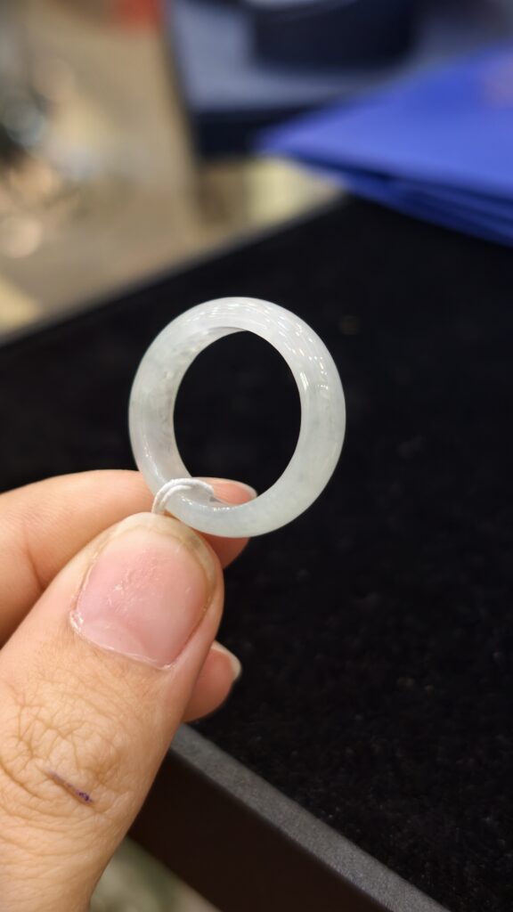 Nhẫn phỉ thuý khối bạch ngọc