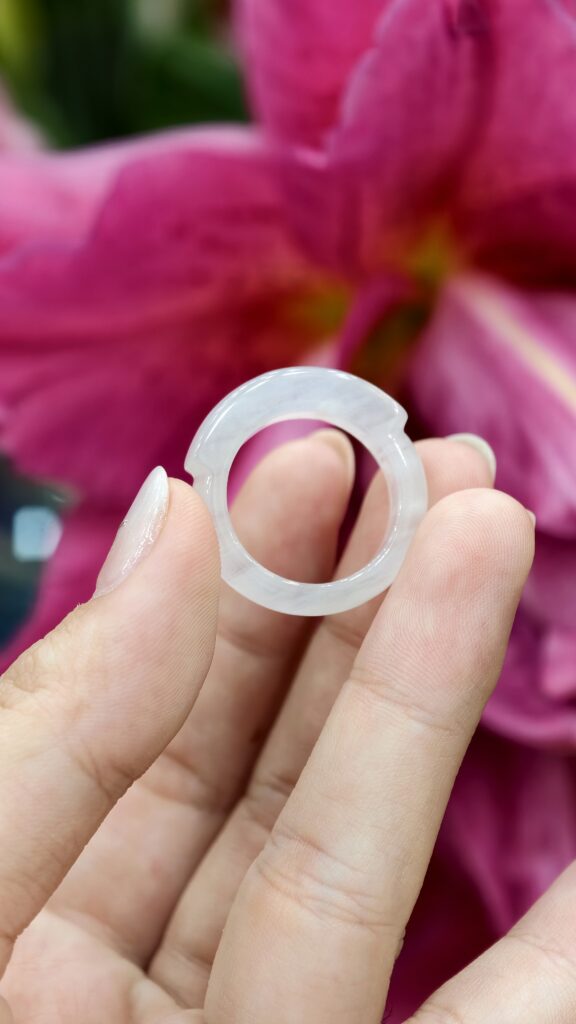 Nhẫn khối phỉ thuý bạch ngọc sơn thuỷ hoạ sắc