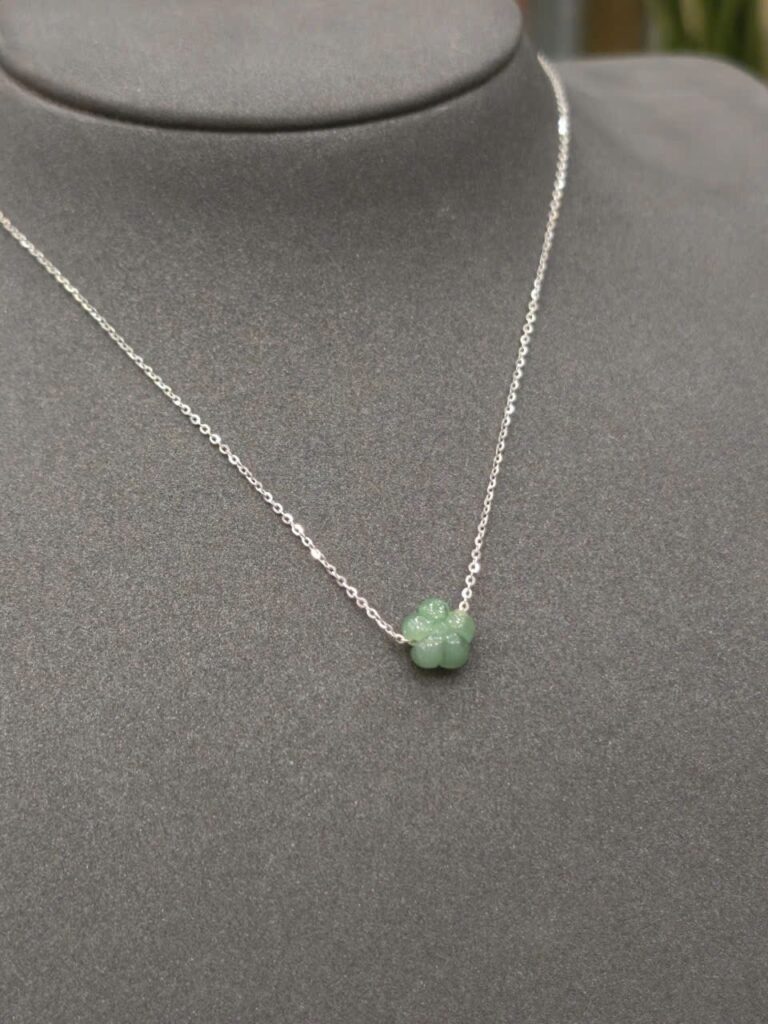 Dây chuyền xuyên tâm phỉ thuý hoa mai xanh lam