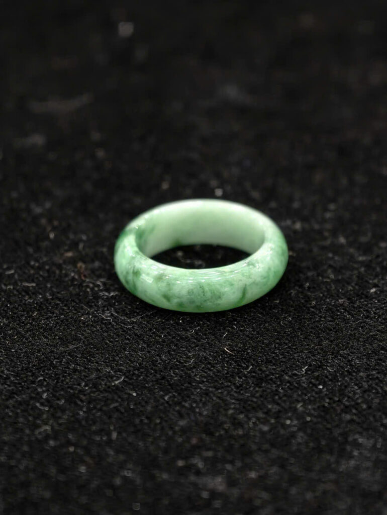 Nhẫn khối phỉ thuý đường kính 16.7mm chột 5.9mm