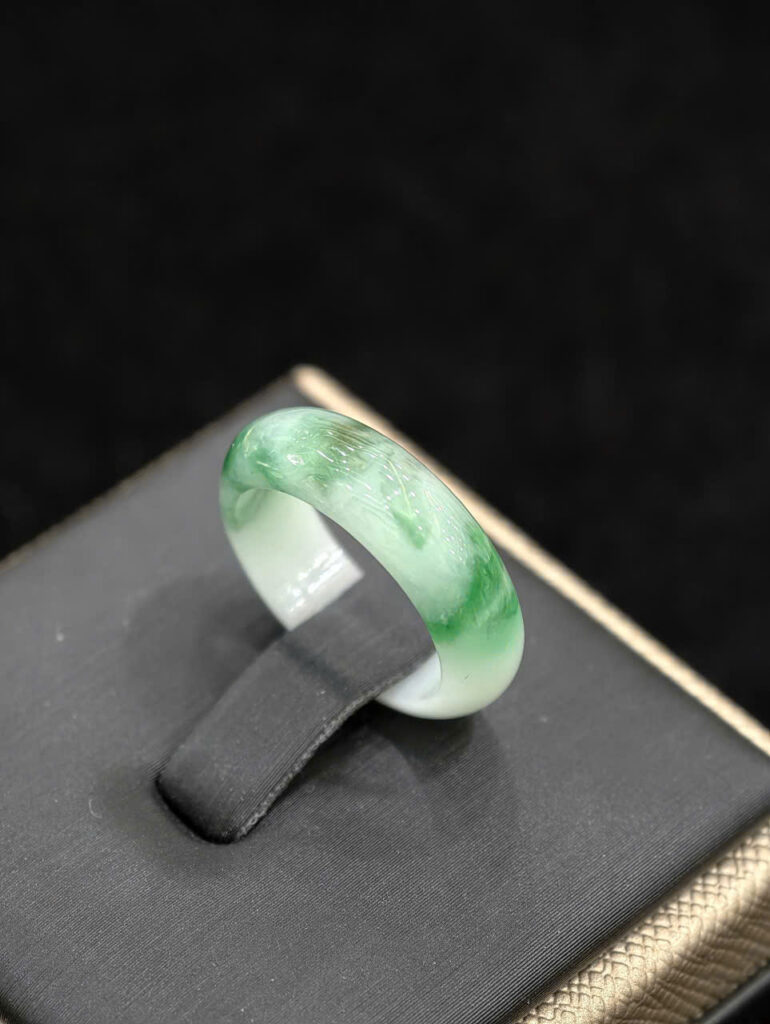 Nhẫn khối phỉ thuý 16,2mm chột 5,9mm