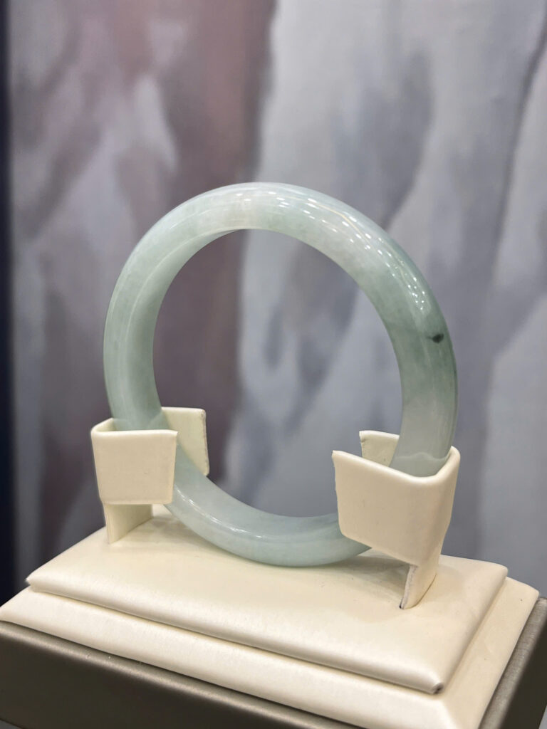 Vòng tay ngọc phỉ thuý hẹ điểm xanh (chột: 9.7mm , ni 49, 50)-VP020