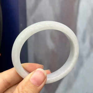 Vòng tay ngọc phỉ thuý dáng quý phi điểm táo nhạt(Chột: 12.2mm ni 52,53)-VP015