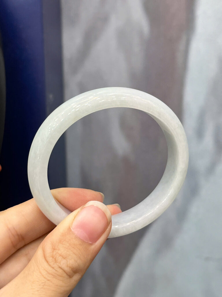 Vòng tay ngọc phỉ thuý dáng quý phi điểm táo nhạt(Chột: 12.2mm ni 52,53)-VP015