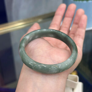 Vòng tay ngọc phỉ thuý xanh dầu (bản hẹ ni khoảng 53.7 , chột 11.6mm , 8mm)-VP030