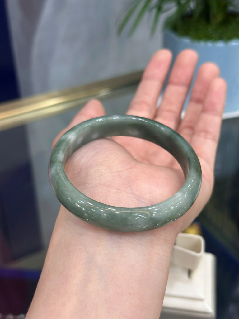 Vòng tay ngọc phỉ thuý xanh dầu (bản hẹ ni khoảng 53.7 , chột 11.6mm , 8mm)-VP030