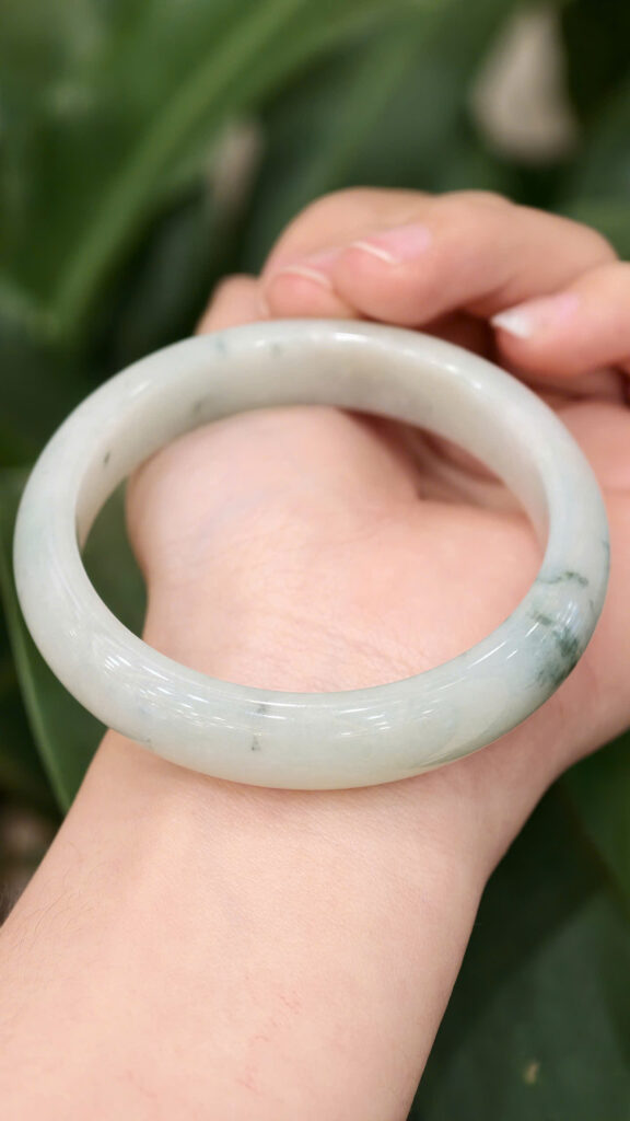 Vòng tay ngọc phỉ thuý hoa bay bản hẹ (ni tay 55 chột 12.22mm)-VP032