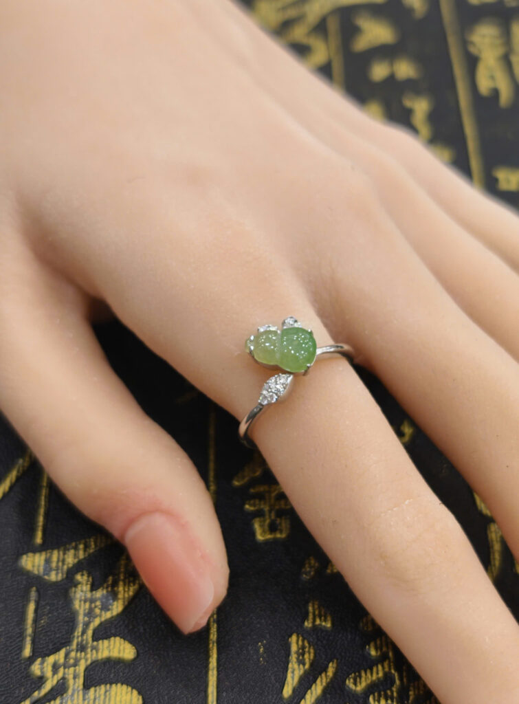 Nhẫn bạc ngọc phỉ thuý xanh thu hương 6,56*9,78mm NP198
